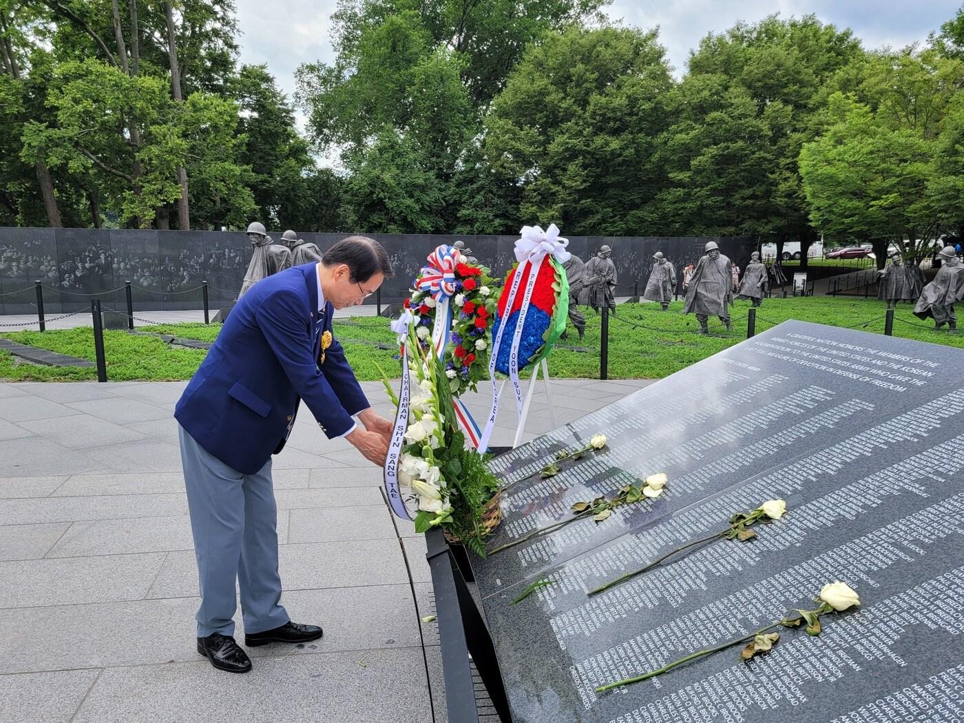 본문 이미지 - 신상태 향군회장이 27일(현지시간) 미국 워싱턴DC 한국전 전사자 '추모의 벽'에 헌화하고 있다. (향군 제공) ⓒ 뉴스1