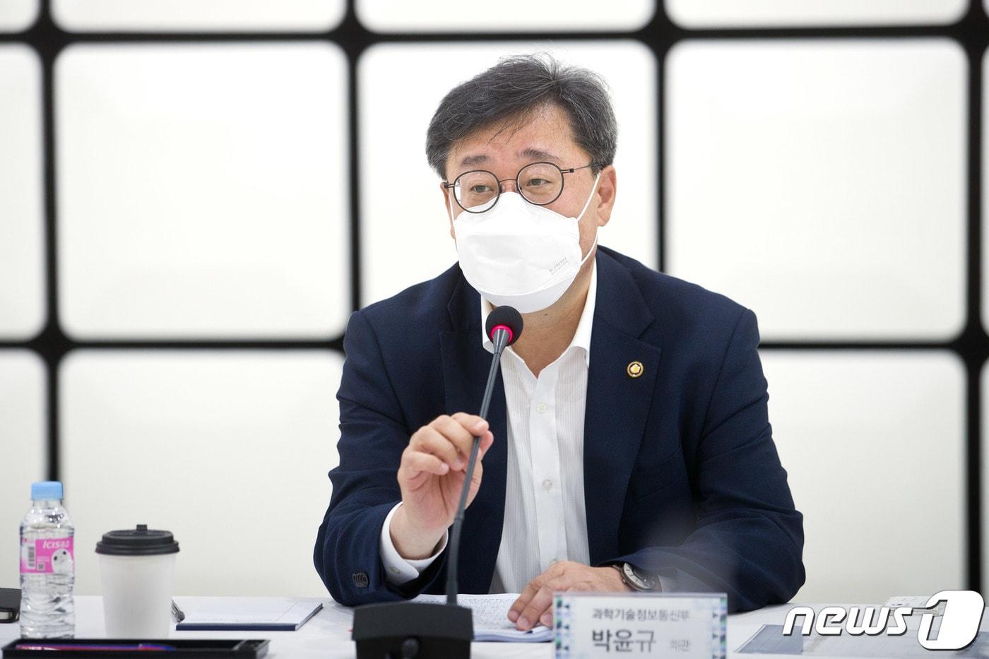 본문 이미지 - 박윤규 과학기술정보통신부 제2차관이 28일 오전 서울 용산구 전파플레이그라운드에서 '디지털 신산업 서비스 활성화 지원' 주제로 열린 '제6차 디지털 국정과제 연속 현장 간담회'에서 인사말을 하고 있다. 전파플레이그라운드는 디지털 신산업 서비스 활성화 지원을 위한 전파 시험 인프라로서 국내 전파 활용 기업이 다양한 융복합 기기를 시험을 할 수 있는 대형 전파 차폐 시설이다. (과학기술정보통신부 제공) 2022.7.28/뉴스1