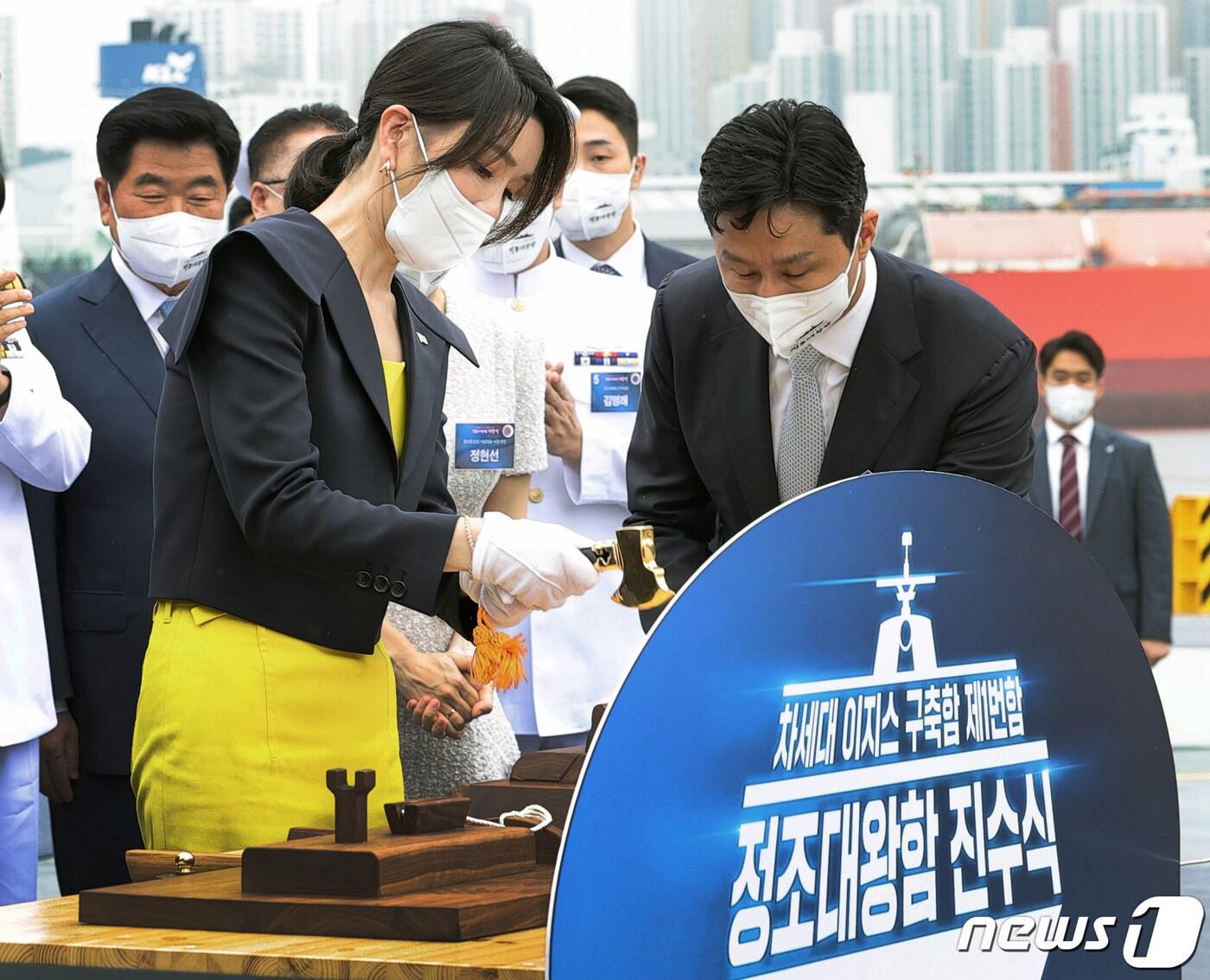 본문 이미지 - 윤석열 대통령 부인 김건희 여사가 28일 울산 현대중공업에서 열린 정조대왕함 진수식에서 진수 도끼로 진수선을 자르고 있다. (대통령실사진기자단) 2022.7.28/뉴스1 ⓒ News1 안은나 기자