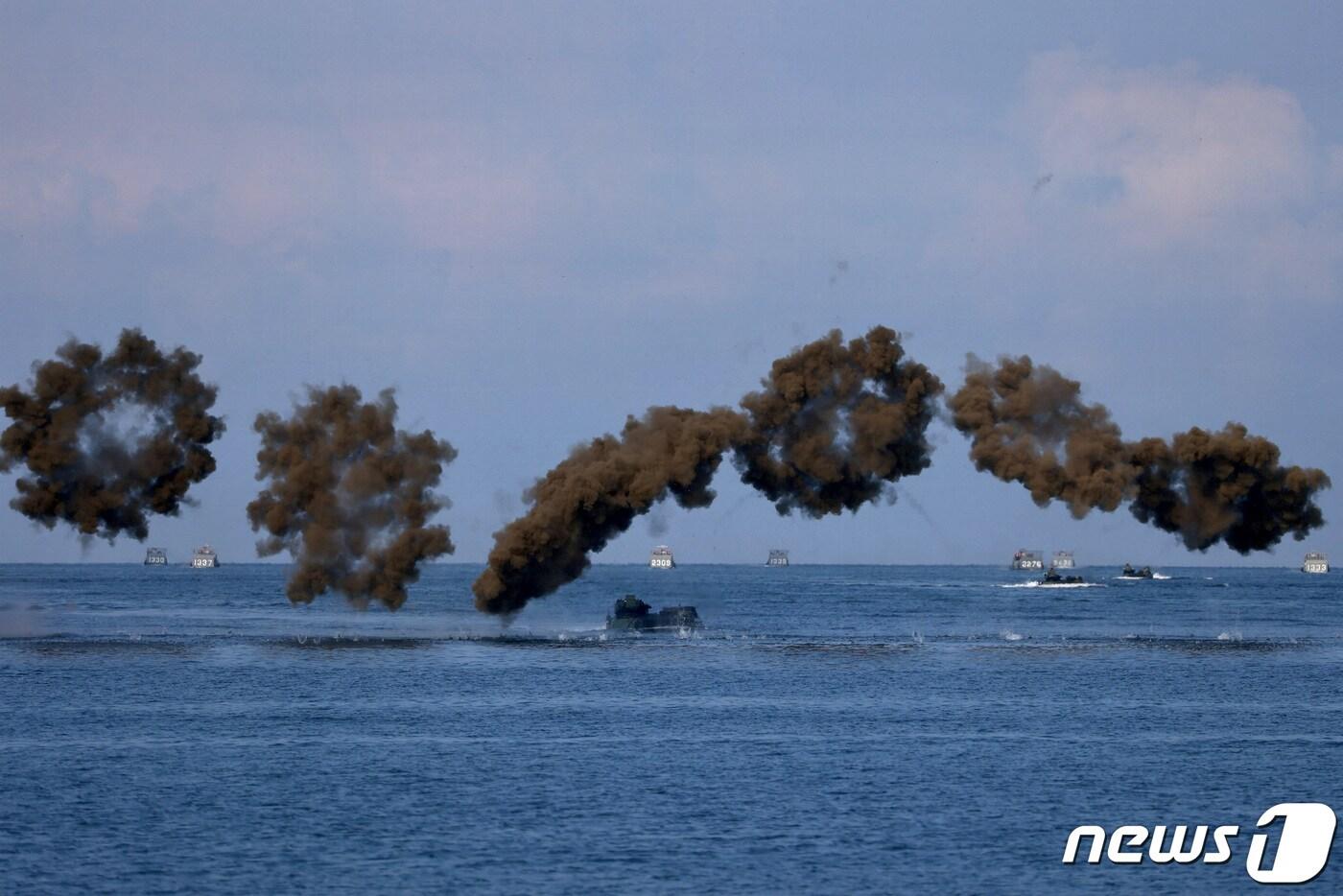 본문 이미지 - 28일(현지시간) 대만 핑둥에서 열린 한광 군사훈련의 일환으로 AAV7 상륙장갑차가 훈련 도중 발포하고 있다. ⓒ 로이터=뉴스1 ⓒ News1 박기현 기자