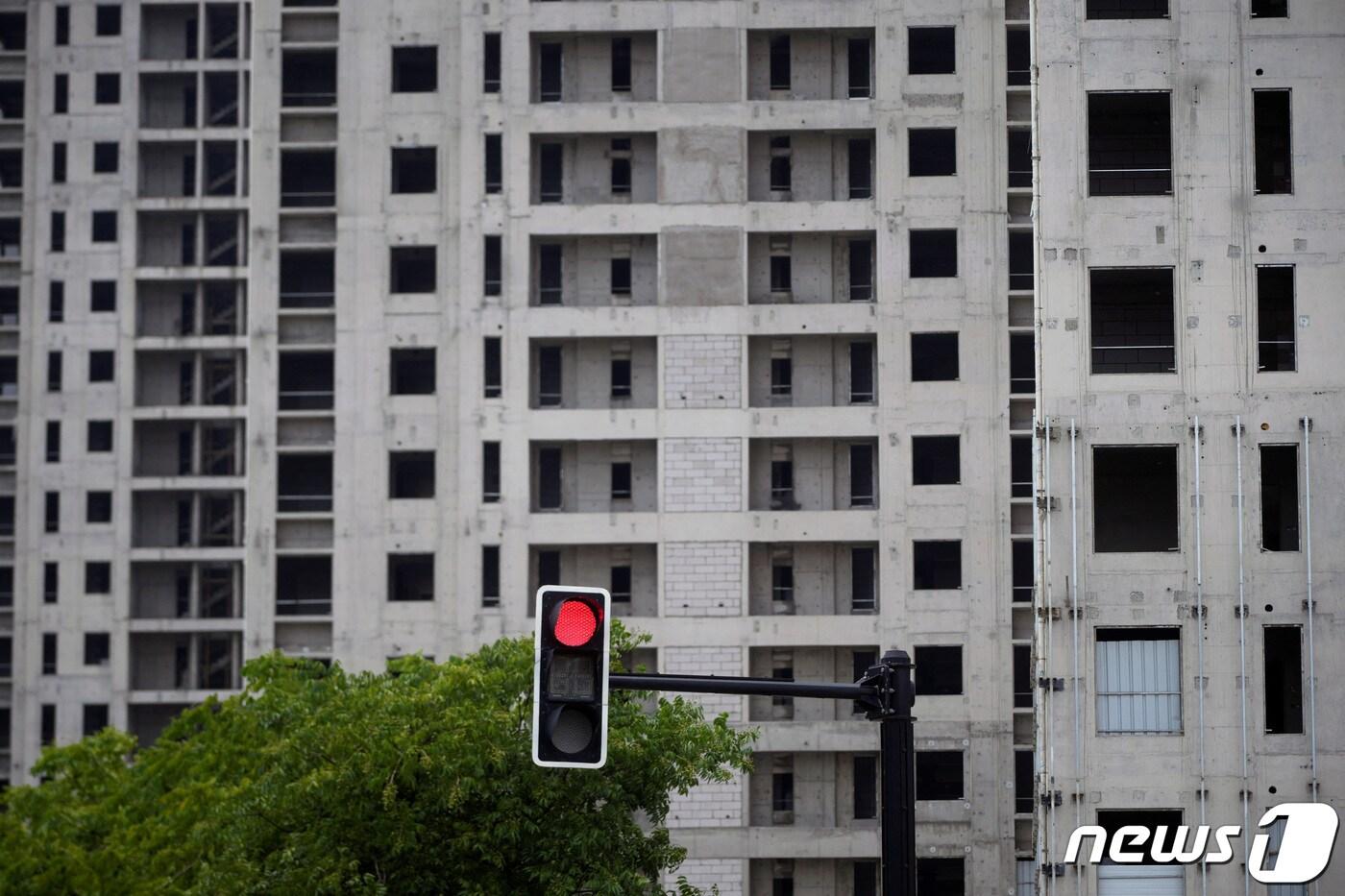 본문 이미지 - 중국 상하이에 위치한 아파트 공사 현장. 2022.07.20. ⓒ 로이터=뉴스1 ⓒ News1 정윤영 기자