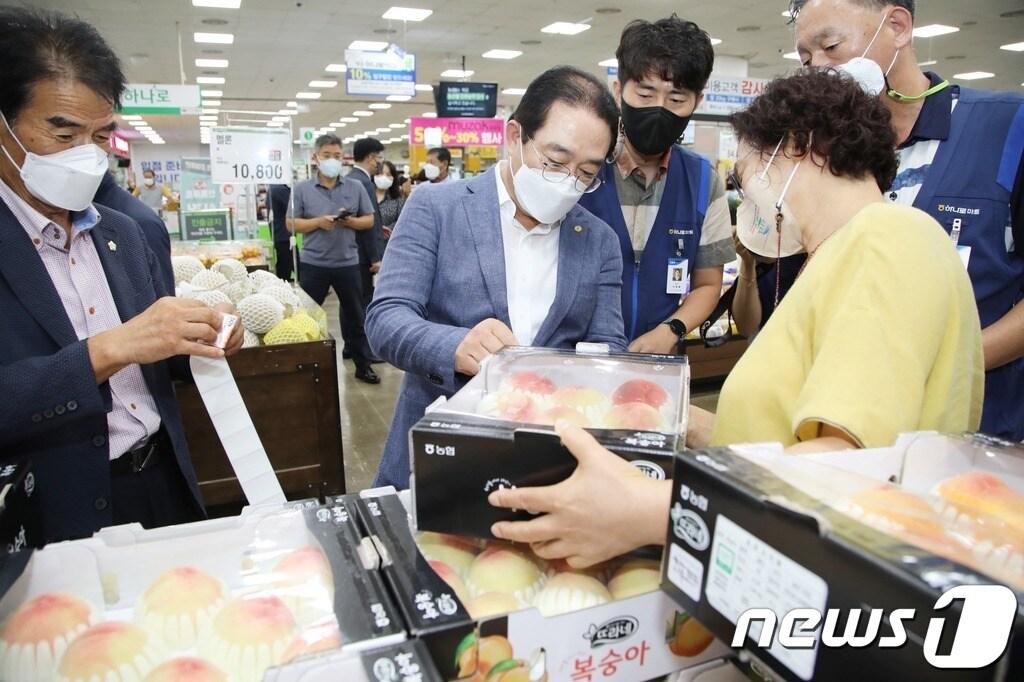본문 이미지 - 황규철 옥천군수(가운데)가 복숭아 판촉 활동을 하고 있다. (옥천군 제공) ⓒ 뉴스1