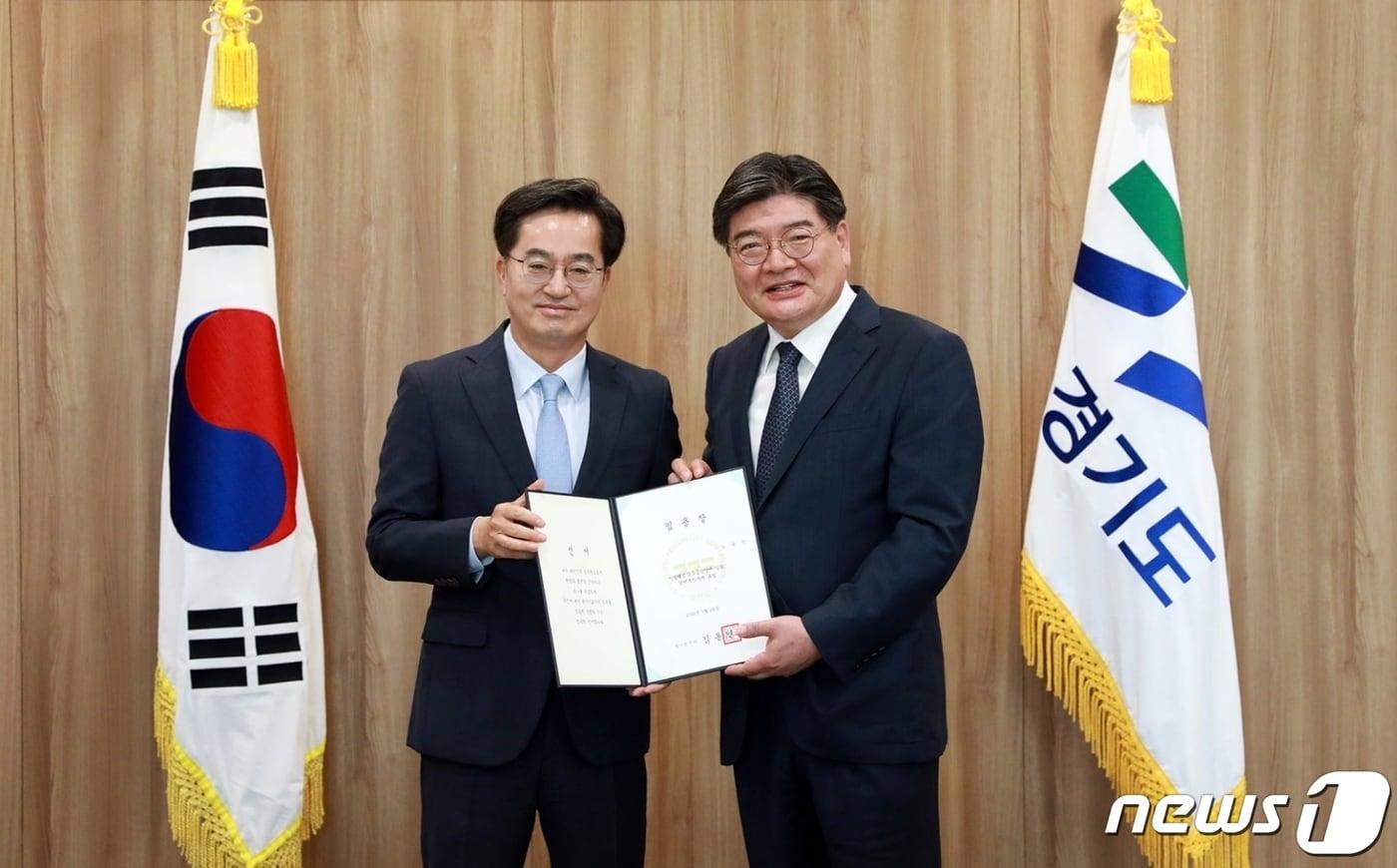 본문 이미지 - 김용진(우) 경기도 경제부지사가 28일 공식 취임했다.(경기도 젝ㅇ)ⓒ 뉴스1