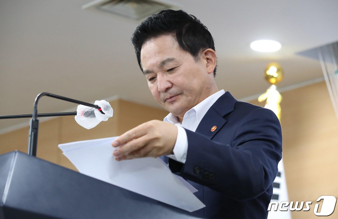 본문 이미지 - 원희룡 국토교통부 장관이 28일 오후 서울 종로구 정부서울청사에서 이스타항공의 변경면허 신청 및 발급 과정에 대한 조사 결과 발표에 앞서 자료를 살펴보고 있다.. 2022.7.28/뉴스1 ⓒ News1 박지혜 기자