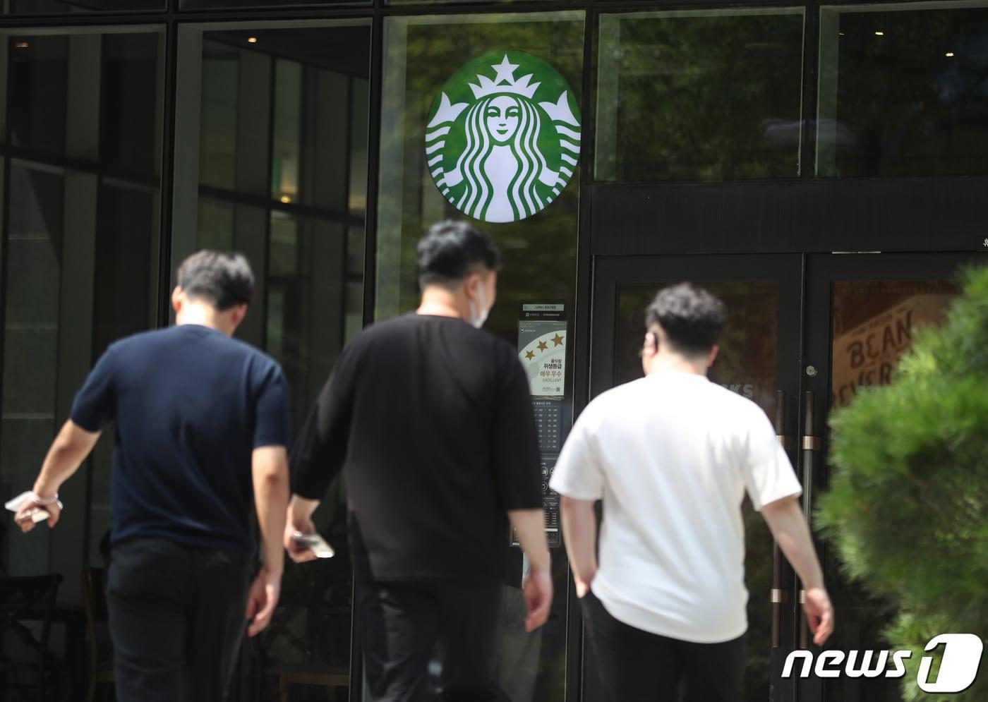 본문 이미지 - 서울 시내의 스타벅스 매장. 2022.7.28/뉴스1 ⓒ News1 이성철 기자