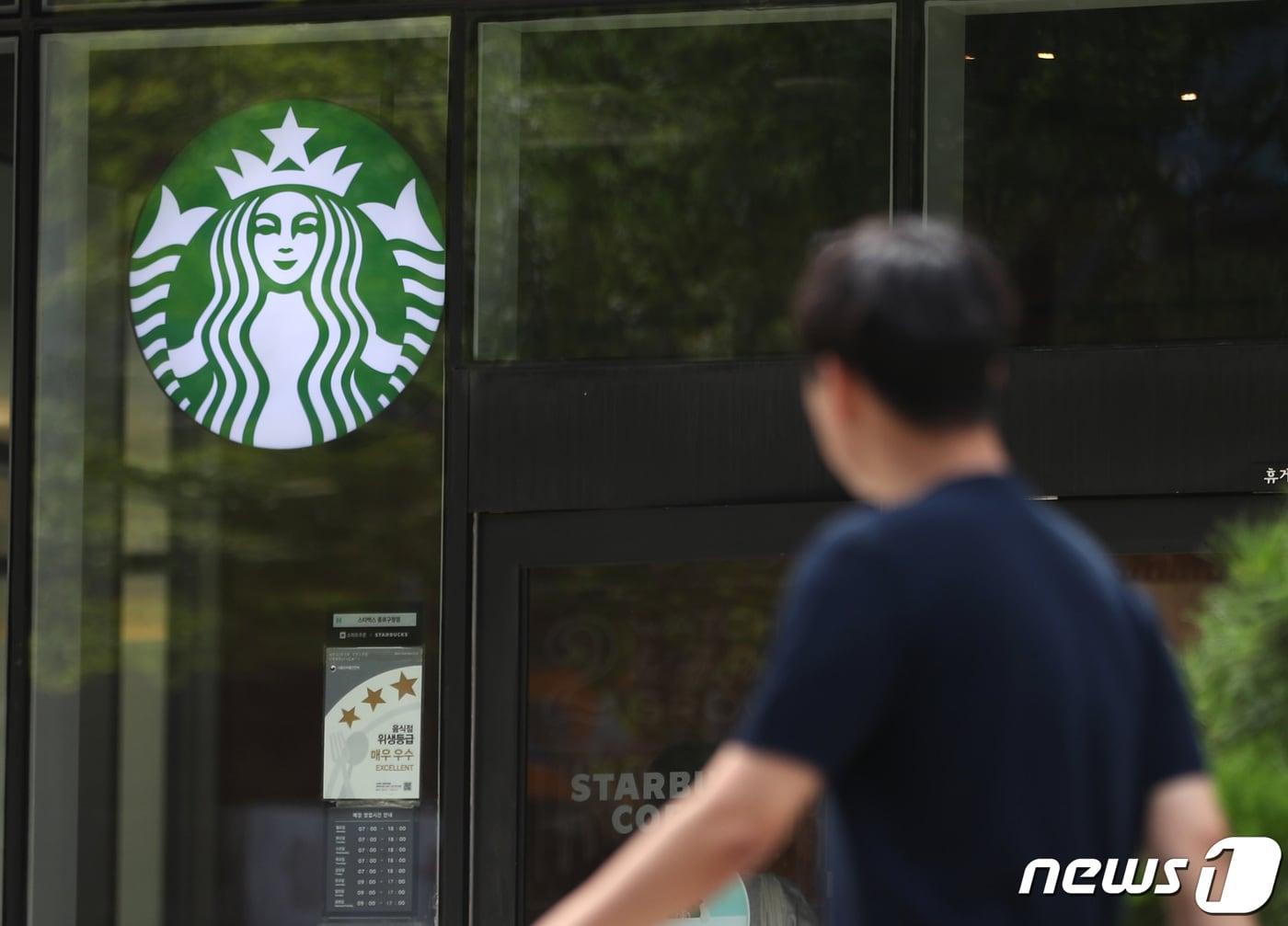 본문 이미지 - 서울 시내의 스타벅스 매장. 2022.7.28/뉴스1 ⓒ News1 이성철 기자