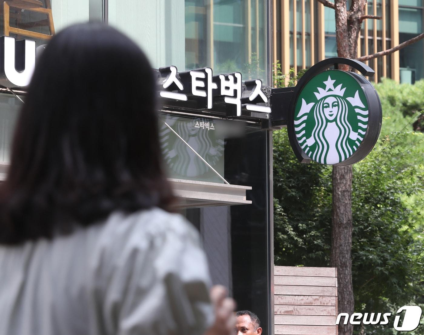 본문 이미지 - 서울 시내의 스타벅스 매장. 2022.7.28/뉴스1 ⓒ News1 이성철 기자