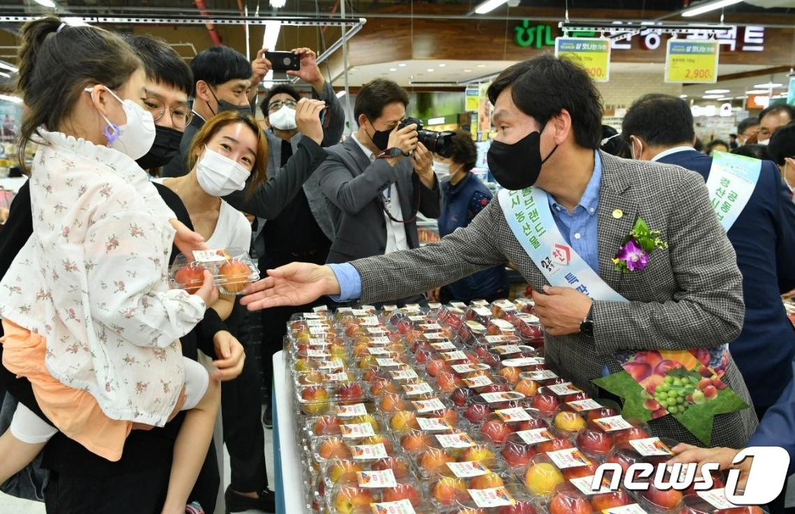 본문 이미지 - 2022년 7월 농협하나로마트 서울 창동점에서 열린 경산시 농산물 공동 브랜드 특판행사 모습. (경산시 제공) 2022.7.28/뉴스1 ⓒ News1 정우용 기자