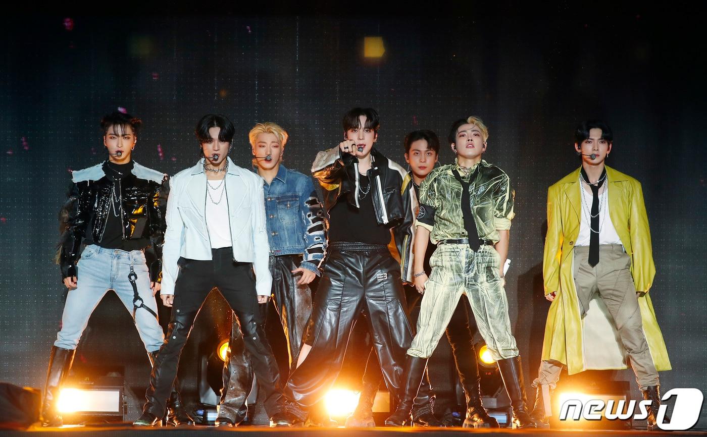 본문 이미지 - 그룹 에이티즈(ATEEZ) 성화(왼쪽부터)와 우영, 윤호, 종호, 홍중, 여상이 28일 오후 서울 광진구 세종대학교 대양홀에서 가진 새 앨범 'THE WORLLD EP.1 MOVEMENT (더 월드 에피소드 1 : 무브먼트)' 발매 쇼케이스에서 신곡 타이틀 곡 '게릴라'를 선보이고 있다. 2022.7.28/뉴스1 ⓒ News1 권현진 기자