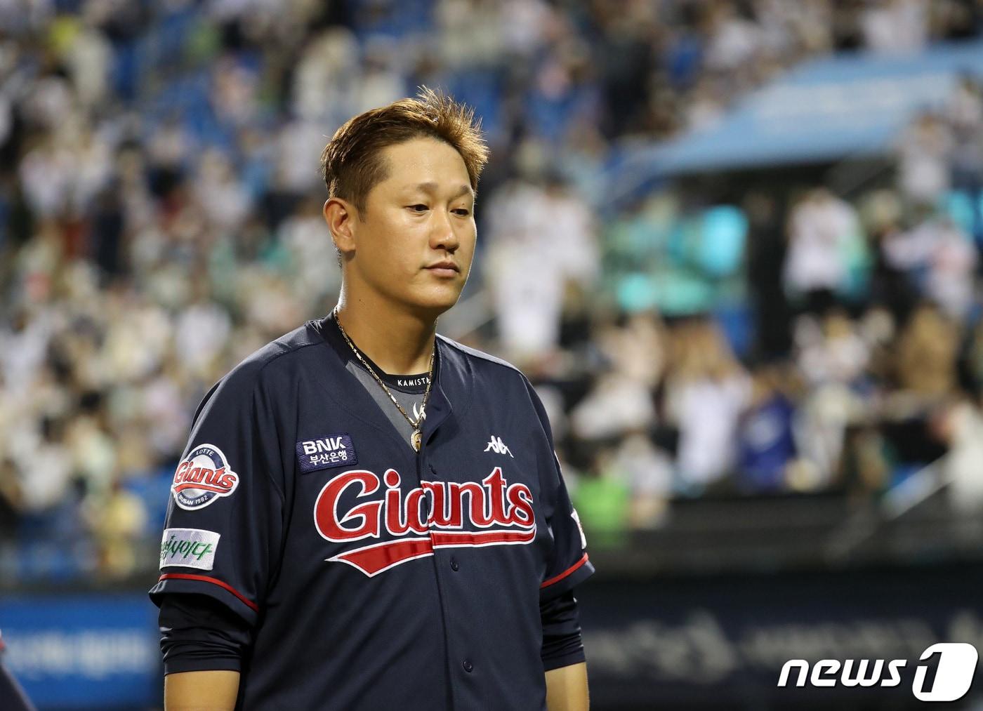 본문 이미지 - 28일 오후 서울 송파구 잠실야구장에서 열린 프로야구 '2022 신한은행 SOL KBO리그' 롯데 자이언츠와 두산 베어스의 경기에서 은퇴투어 첫경기를 마친 롯데 이대호가 팬들에게 인사한 뒤 그라운드를 나서고 있다. 2022.7.28/뉴스1 ⓒ News1 구윤성 기자