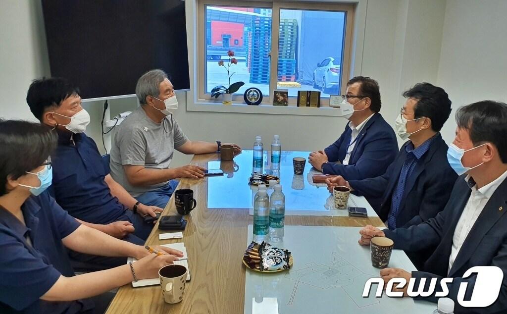 본문 이미지 - 대한수의사회는 27일 경기 이천시 이레본 본사를 찾아 반려동물 식품 산업 발전과 관련한 논의를 진행했다. ⓒ 뉴스1 최서윤 기자