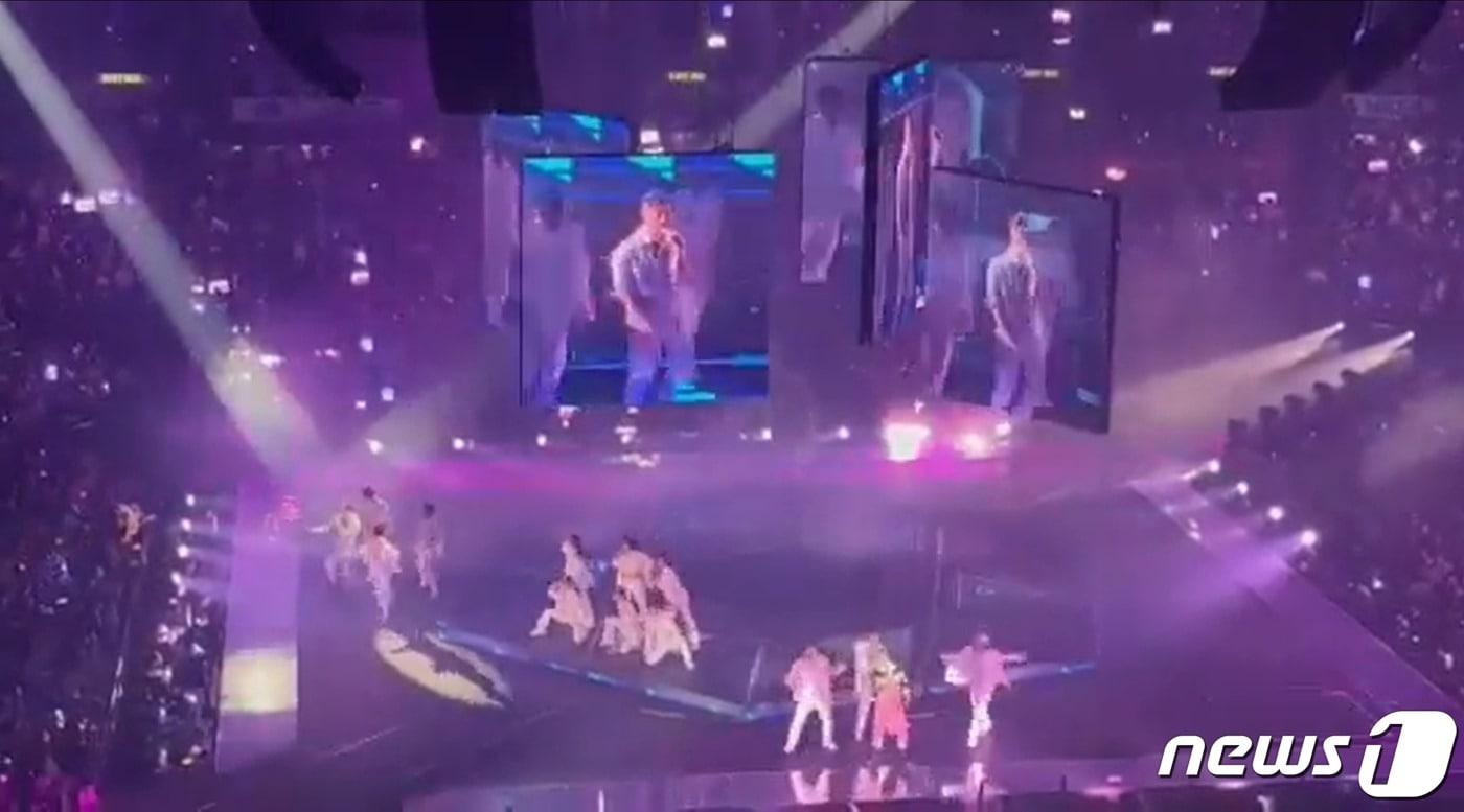 28일(현지시간) 홍콩 보이그룹 '미러'가 대형 스크린이 떨어지는 사고 직전 무대에서 공연을 하고 있다. 트위터 영상 캡처 ⓒ 뉴스1