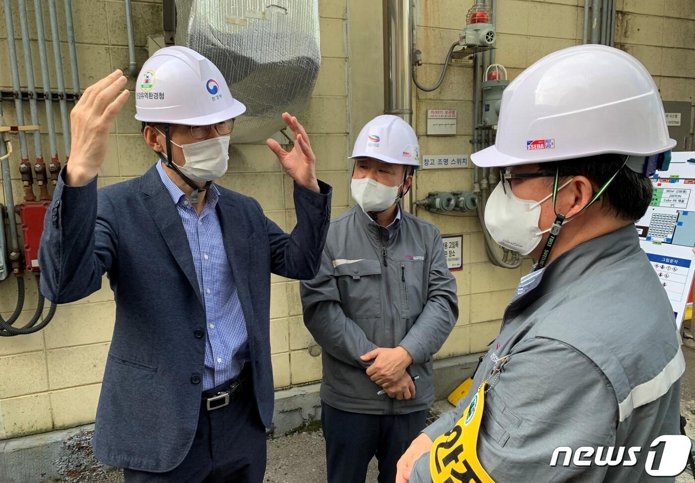 조희송 한강청장(왼쪽)이 28일 한 화학물질 취급 사업장에서 임직원들에게 화학사고 예방 캠페인의 취지를 설명하며 적극적인 참여를 당부하고 있다.(한강청 제공) ⓒ News1  