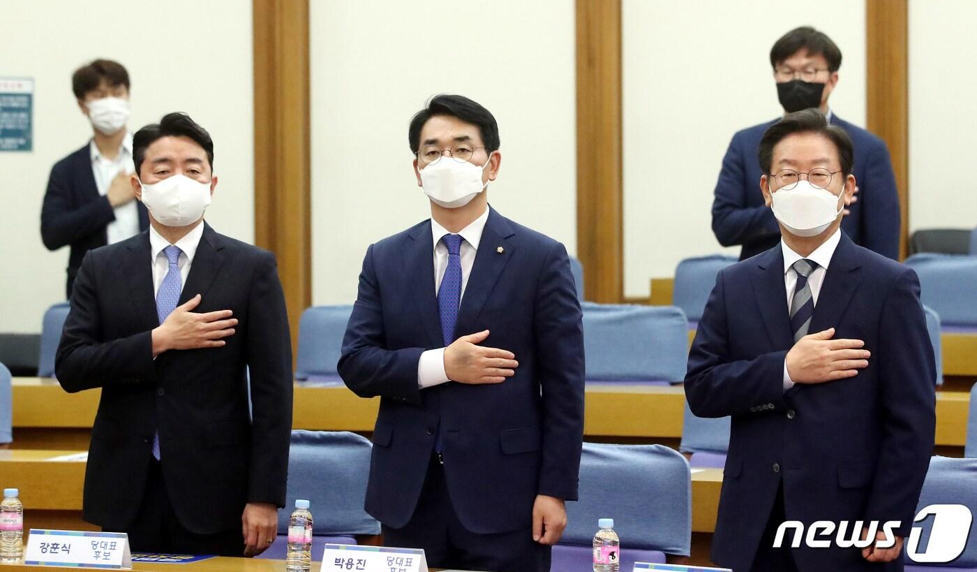 본문 이미지 - 29일 오전 국회 의원회관에서 열린 더불어민주당 국민통합 정치교체 추진위원회 당대표 후보자 초청 공개토론회에서 이재명, 박용진, 강훈식 후보가 국민의례를 하고 있다. (공동취재) 2022.7.29/뉴스1 ⓒ News1 허경 기자