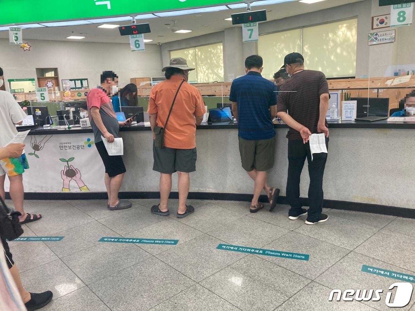 본문 이미지 - 시민들이 29일 오전 9시 모바일 운전면허증 QR 코드를 발급받기 위해 용인 운전면허시험장을 찾았지만 문제가 생겨 불만을 토로하고 있다.ⓒ 뉴스1