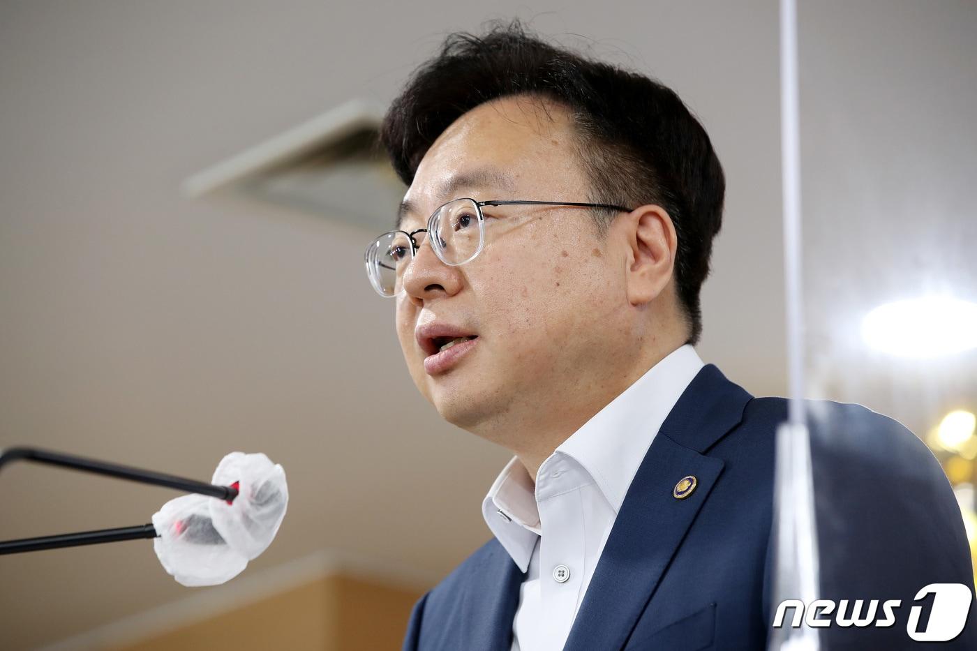 본문 이미지 - 중앙생활보장위원회 위원장인 조규홍 보건복지부 1차관이 29일 오후 서울 종로구 정부서울청사에서 중앙생활보장위원회 결과를 발표하고 있다. 이날 복건복지부는 2023년도 기준 중위소득 4인 가구 기준으로 올해 512만 1080원에서 5.47% 인상된 540만 964원으로 결정됐다고 밝혔다. 또한 윤석열 정부의 ‘저소득층에 촘촘하고 두텁게 지원한다’는 정책 기조에 따라 대내외의 어려운 경제 여건에도 불구하고 2015년 이후 역대 최고 증가율로 결정했다고 설명했다.2022.7.29/뉴스1 ⓒ News1 박지혜 기자