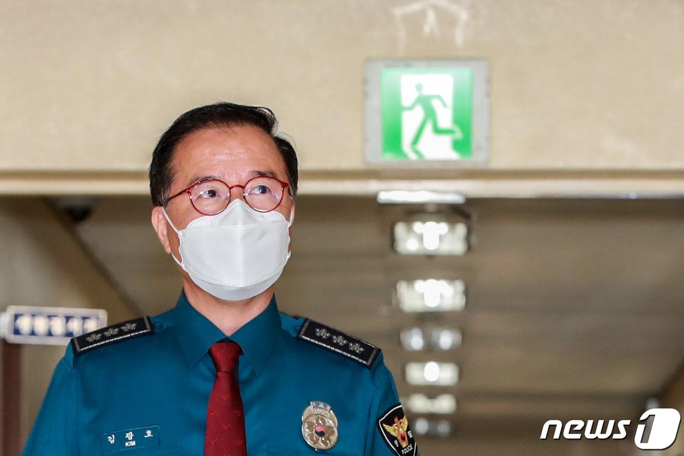 본문 이미지 - 김광호 서울경찰청장이 29일 서울 종로구 서울경찰청에서 열린 경찰 제도 개선방안 관련 현장 경찰 의견 수렴회의에 참석하고 있다. (공동취재) 2022.7.29/뉴스1 ⓒ News1 장수영 기자
