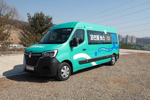 본문 이미지 - 스튜디오갈릴레이가 규제샌드박스 실증특례 사업&#40;2022.04~06&#41;으로 진행한 ‘과천콜 버스&#40;바로 DRT&#41;’ 서비스 차량의 모습ⓒ 뉴스1