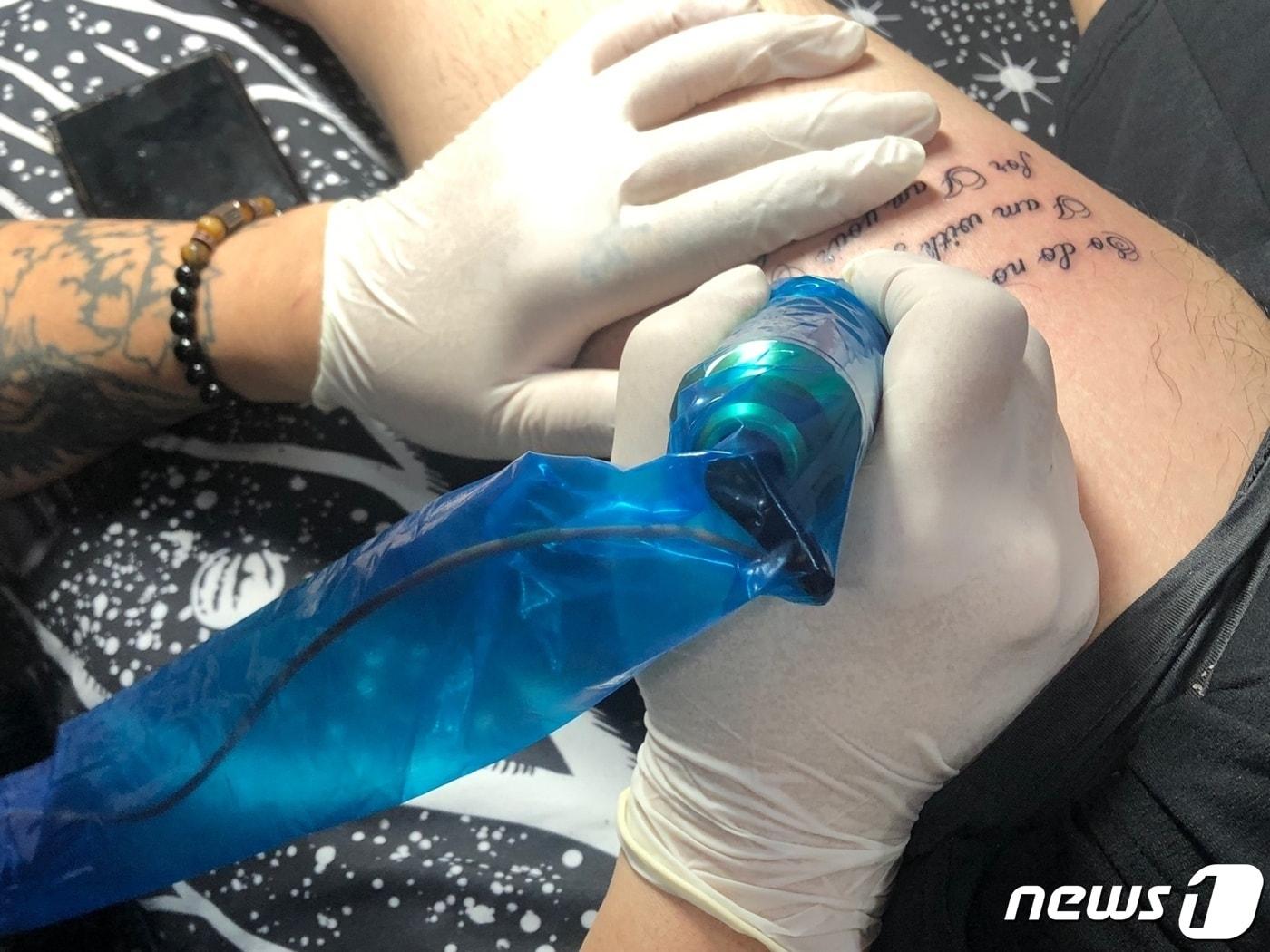 본문 이미지 - 타투이스트 최모씨(52)가 타투 시술을 하고 있다. 뉴스1 한병찬 수습기자