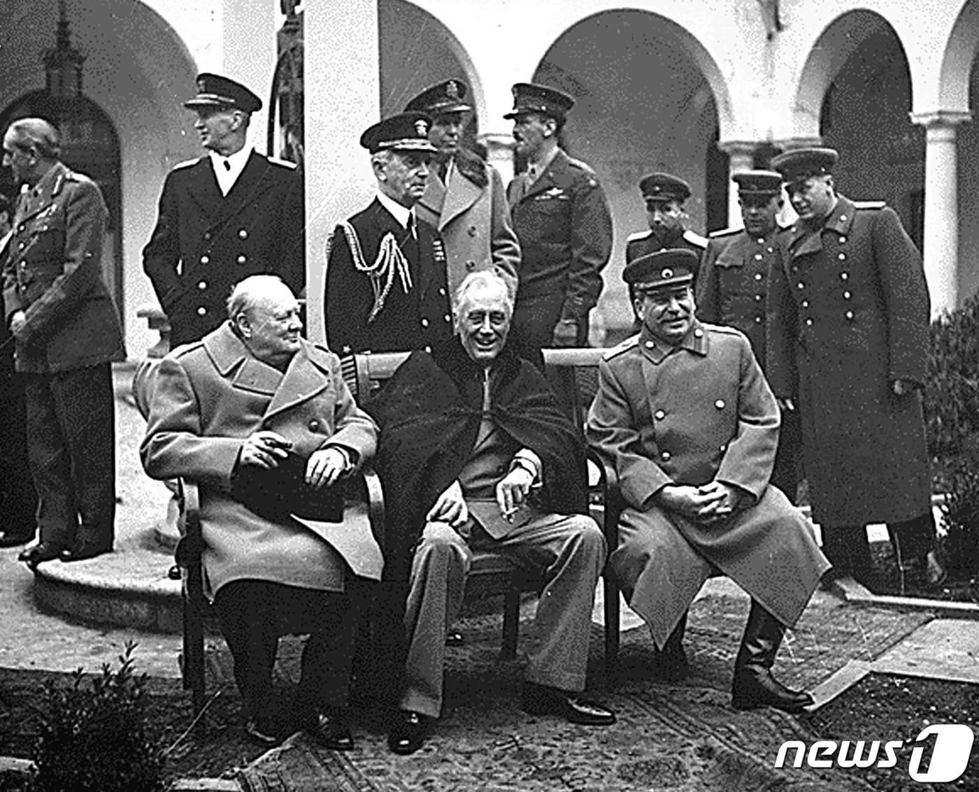 본문 이미지 - 1945년 얄타회담에서 윈스턴 처칠 영국 총리, 프랭클린 루스벨트 미국 대통령, 이오시프 스탈린 소련 당 서기장(왼쪽부터). ⓒ AFP=뉴스1