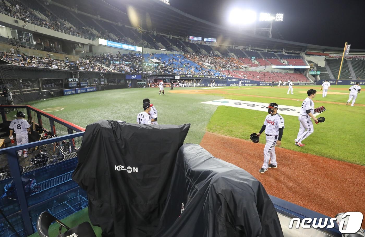 본문 이미지 - 29일 오후 서울 송파구 잠실야구장에서 열린 프로야구 '2022 신한은행 SOL KBO리그' kt 위즈와 LG 트윈스의 경기가 열리고 있다. 5회 이후 중계차 문제로 경기 중계가 중단돼 카메라가 보호막에 덮혀 있다. 2022.7.29/뉴스1 ⓒ News1 송원영 기자