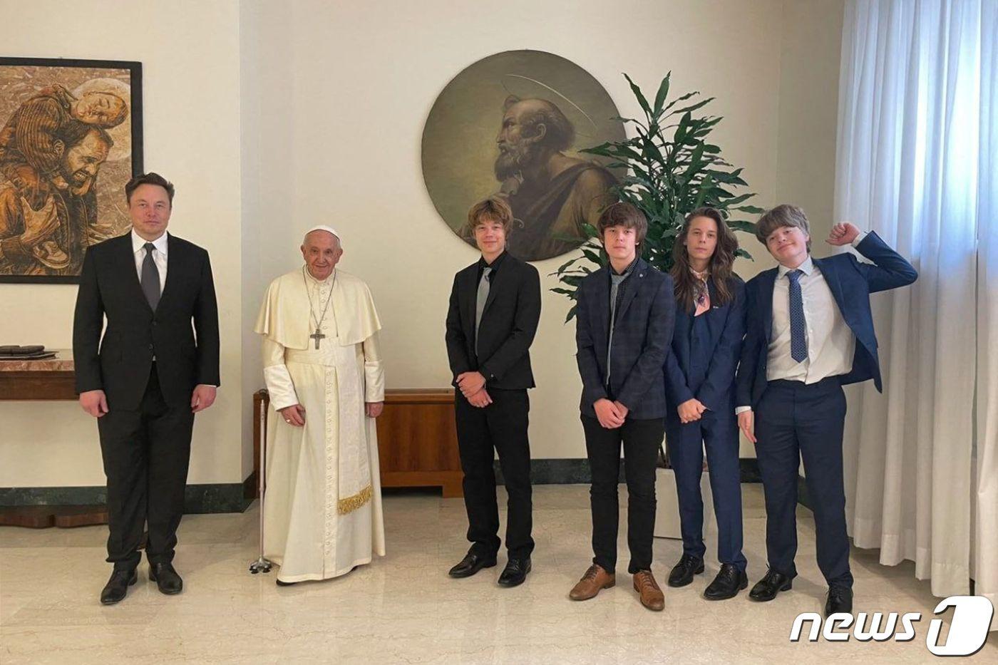 일론 머스크가 2일(현지시간) 프란치스코 교황을 알현했다고 트위터를 통해 밝혔다. ⓒ AFP=뉴스1