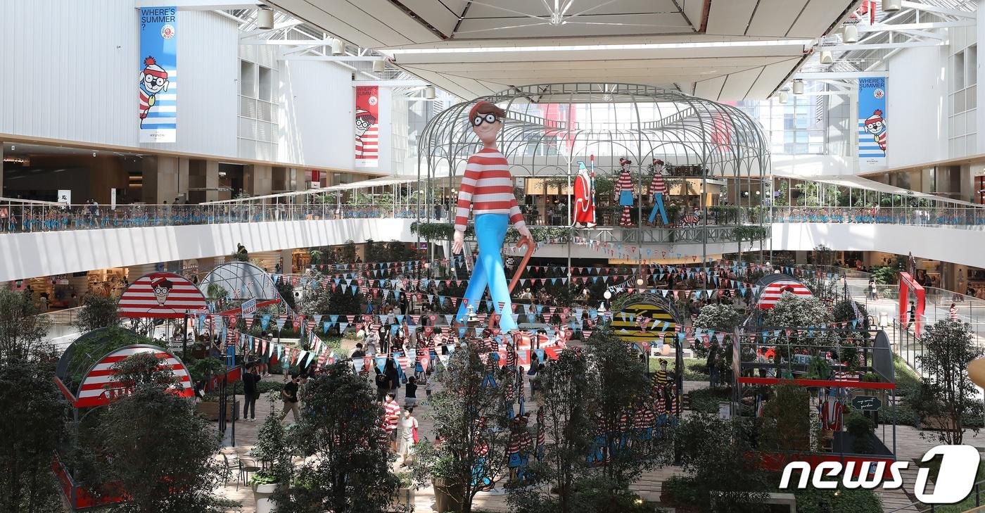 3일 서울 영등포구 여의도 더현대서울에서 열린 '월리 행복 걷기 챌린지' 행사에 대형 월리 캐리터가 설치되어 있다. 2022.7.3 ⓒ News1 임세영 기자