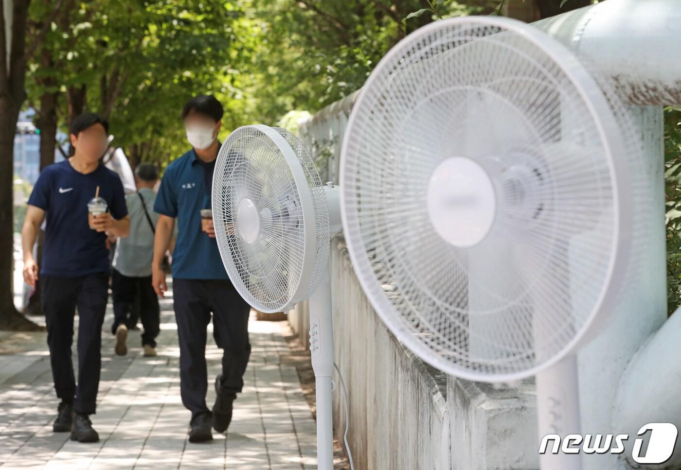 본문 이미지 - 폭염이 계속된 3일 서울 서초구 서울회생법원 앞에서 열린 한 집회 현장에 선풍기가 놓여 있다. 2022.7.3/뉴스1 ⓒ News1 이성철 기자