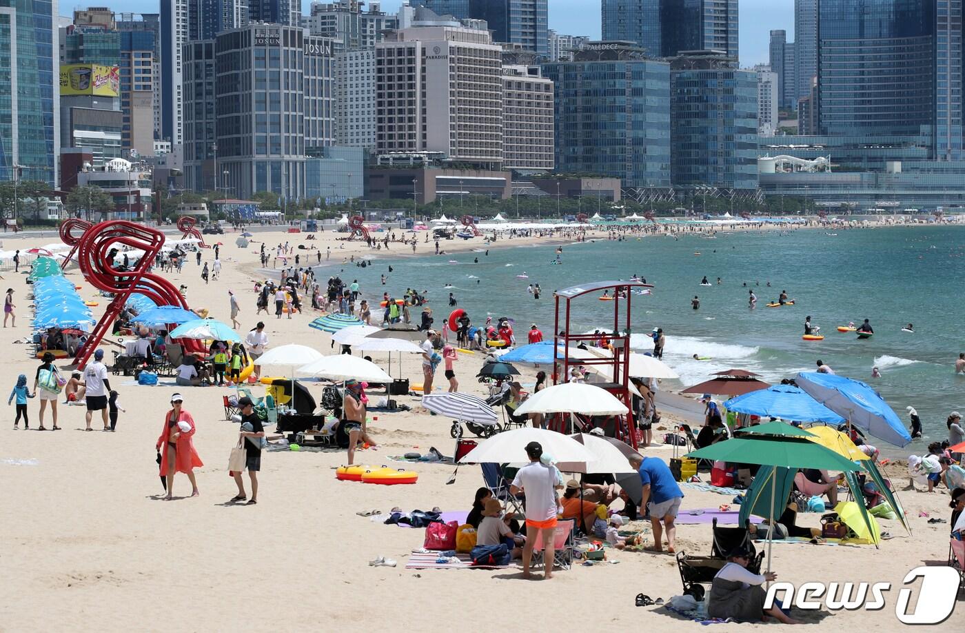 해수욕장 전면개장 첫 주말인 지난 3일 부산 해운대구 해운대해수욕장에  피서객들로 북적이고 있다. 2022.7.3/뉴스1 ⓒ News1 김영훈 기자