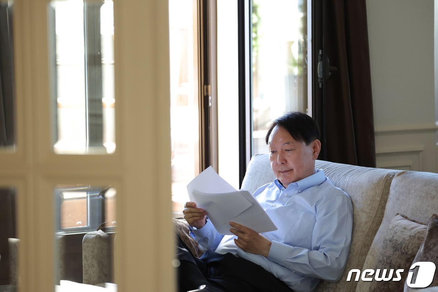 대통령실이 3일 윤석열 대통령과 김건희 여사의 나토(NATO·북대서양조약기구) 정상회의 순방 사진을 추가 공개했다. 사진은 28일 오전(현지시간) 스페인 마드리드 현지 숙소에서 참모회의 후 정상회의를 준비하는 윤 대통령의 모습. (대통령실 제공) 2022.7.3/뉴스1 ⓒ News1 안은나 기자