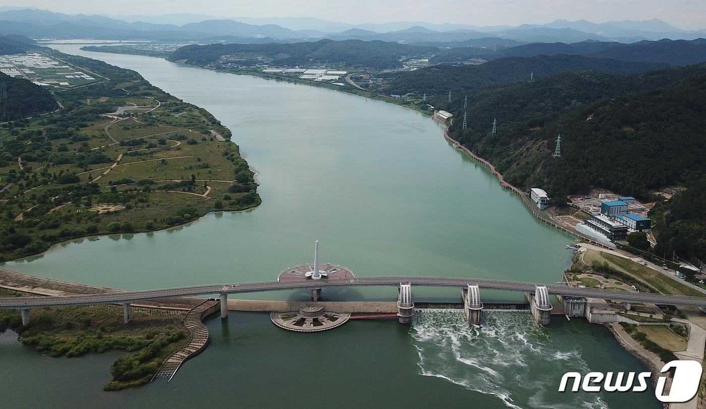 대구지방환경청은 3일 한국수자원공사 낙동강유역본부와 녹조 발생으로 인한 피해를 막기 위해 '2024 녹조 대응 대책'을 추진한다고 밝혔다. 사진은 지난 2022년 여름 녹조로 인해 초록빛을 띠고 있는 낙동강. 2022.7.3/뉴스1 ⓒ News1 자료 사진