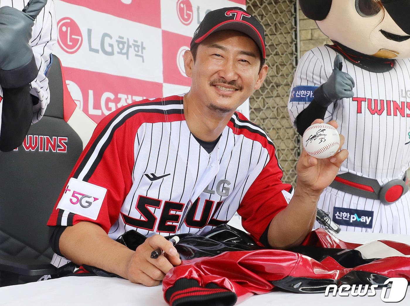 본문 이미지 - 3일 서울 송파구 잠실야구장에서 열린 프로야구 '2022 신한은행 SOL KBO리그' 롯데 자이언츠와 LG 트윈스 경기를 앞두고 이날 은퇴식을 갖는 박용택 해설위원이 사인회에서 사인볼을 들고 환하게 웃고 있다. 2022.7.3/뉴스1 ⓒ News1 김진환 기자