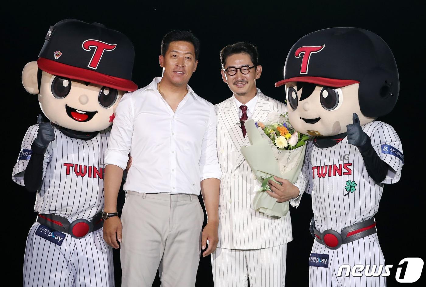 본문 이미지 - 박용택 해설위원이 3일 서울 송파구 잠실야구장에서 열린 프로야구 '2022 신한은행 SOL KBO리그' 롯데 자이언츠와 LG 트윈스 경기가 끝난 후 열린 영구결번식에서 구단 영구결번 2호인 이병규 2군 코치와 기념촬영을 하고 있다. 2022.7.3 ⓒ 뉴스1 김진환 기자