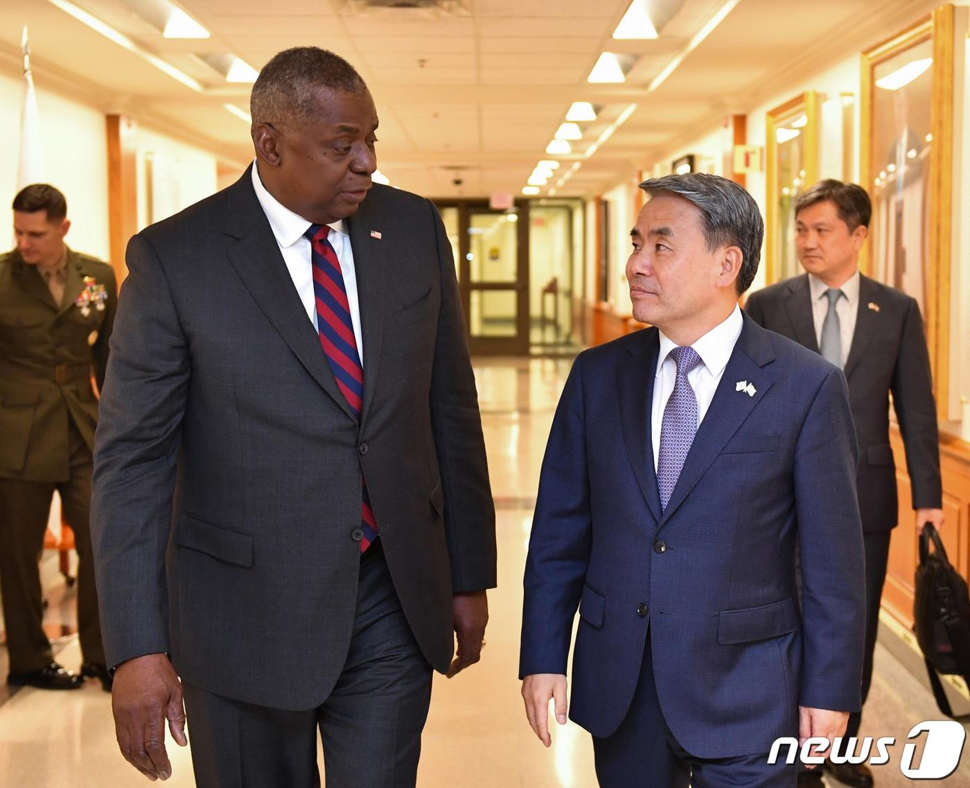 본문 이미지 - 이종섭 국방부 장관(오른쪽)과 로이드 오스틴 미국 국방장관. (국방부 제공) 2022.7.30/뉴스1 ⓒ News1 신웅수 기자