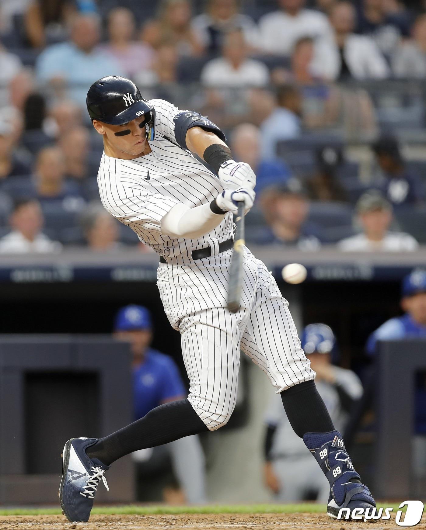 본문 이미지 - 애런 저지(뉴욕 양키스)가 30일(한국시간) 열린 캔자스시티 로열스와의 경기에서 3회말 2점홈런을 터뜨리고 있다. ⓒ AFP=뉴스1