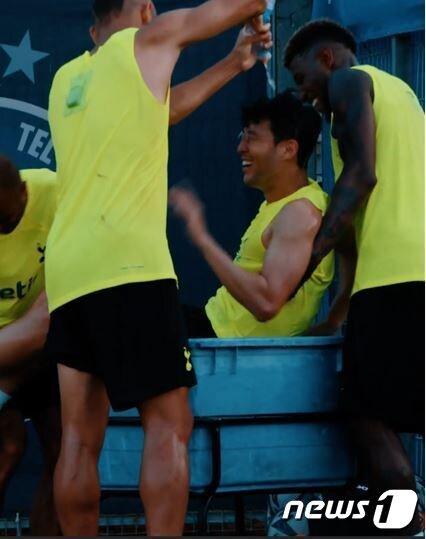 본문 이미지 - 손흥민에게 장난을 치는 히샬리송.(토트넘 SNS) ⓒ 뉴스1