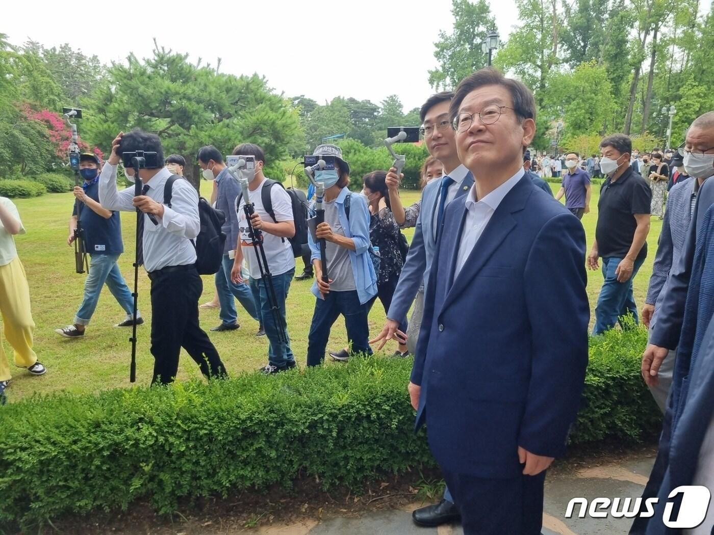 본문 이미지 - 이재명 더불어민주당 당대표 후보가 30일 강원 강릉시를 방문해 허균허난설헌 기념공원을 둘러보고 있다. 2022.7.30/뉴스1 ⓒ News1 윤왕근 기자