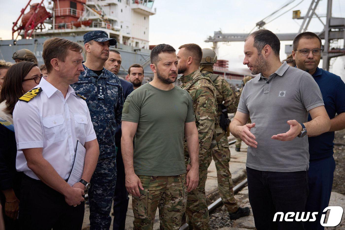 볼로디미르 젤렌스키 우크라이나 대통령이 29일&#40;현지시각&#41; 흑해 초르노모르스크항에서 우크라이나 곡물을 선적한 튀르키예 선박을 둘러 보고 있다. ⓒ AFP=뉴스1 ⓒ News1 우동명 기자