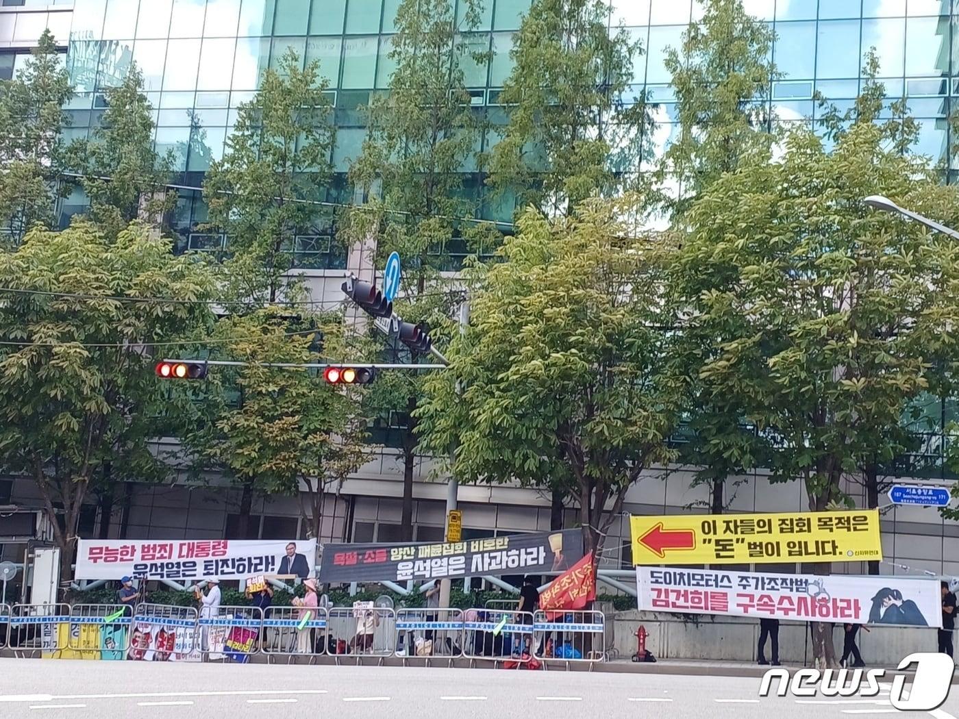 본문 이미지 - 인터넷 언론사 서울의소리가 30일 서울 서초구 행정법원 앞에서 '양산시위 비호행위 규탄과 윤석열 정부 퇴진을 촉구'하는 집회를 하고 있다. ⓒ 뉴스1 임세원 수습기자