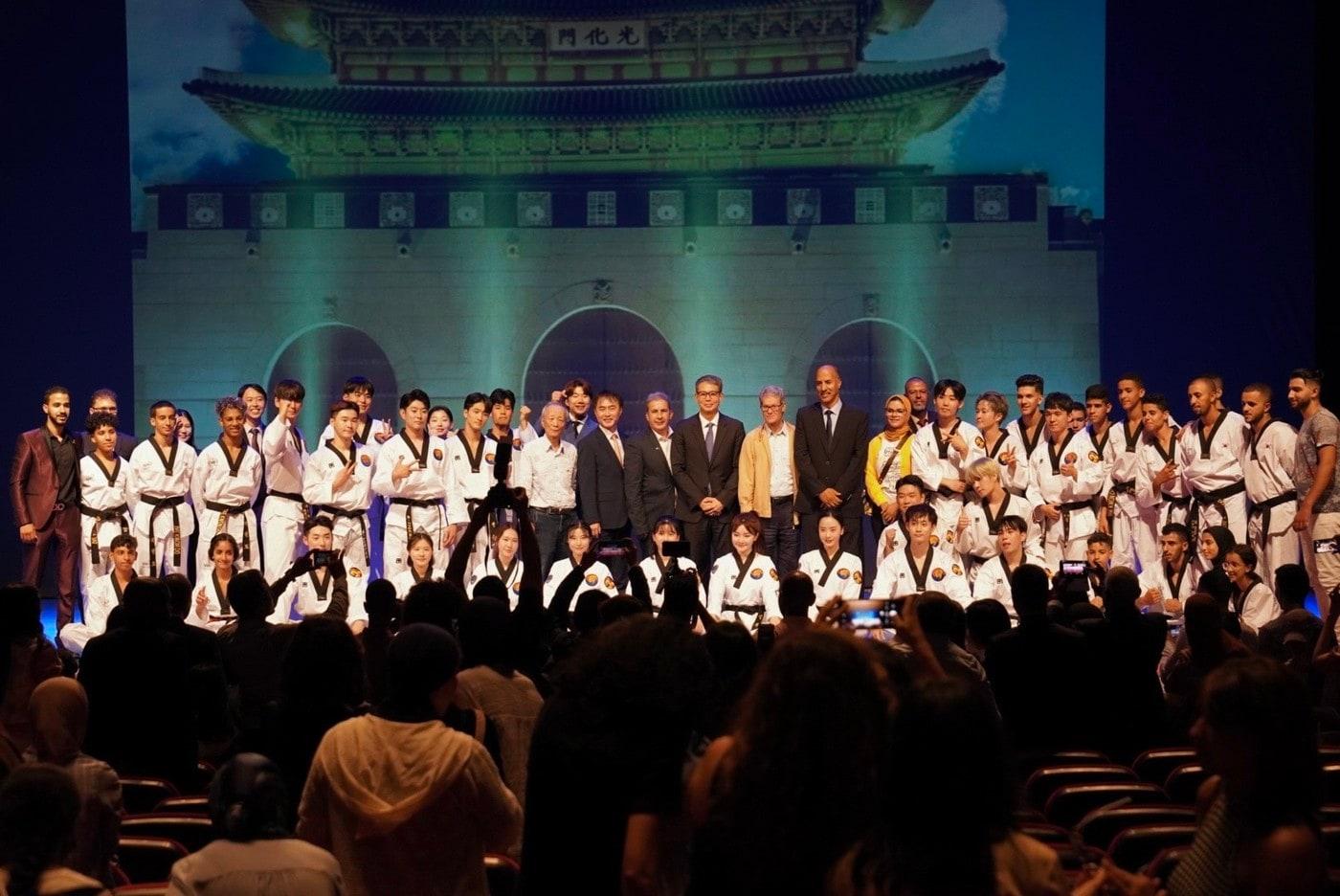 본문 이미지 - 29일(현지시간) 모로코 수도 라바트에서 한·모로코 수교 60주년 기념 태권도 공연 이후 기념촬영이 진행되고 있다.(외교부 제공)ⓒ 뉴스1