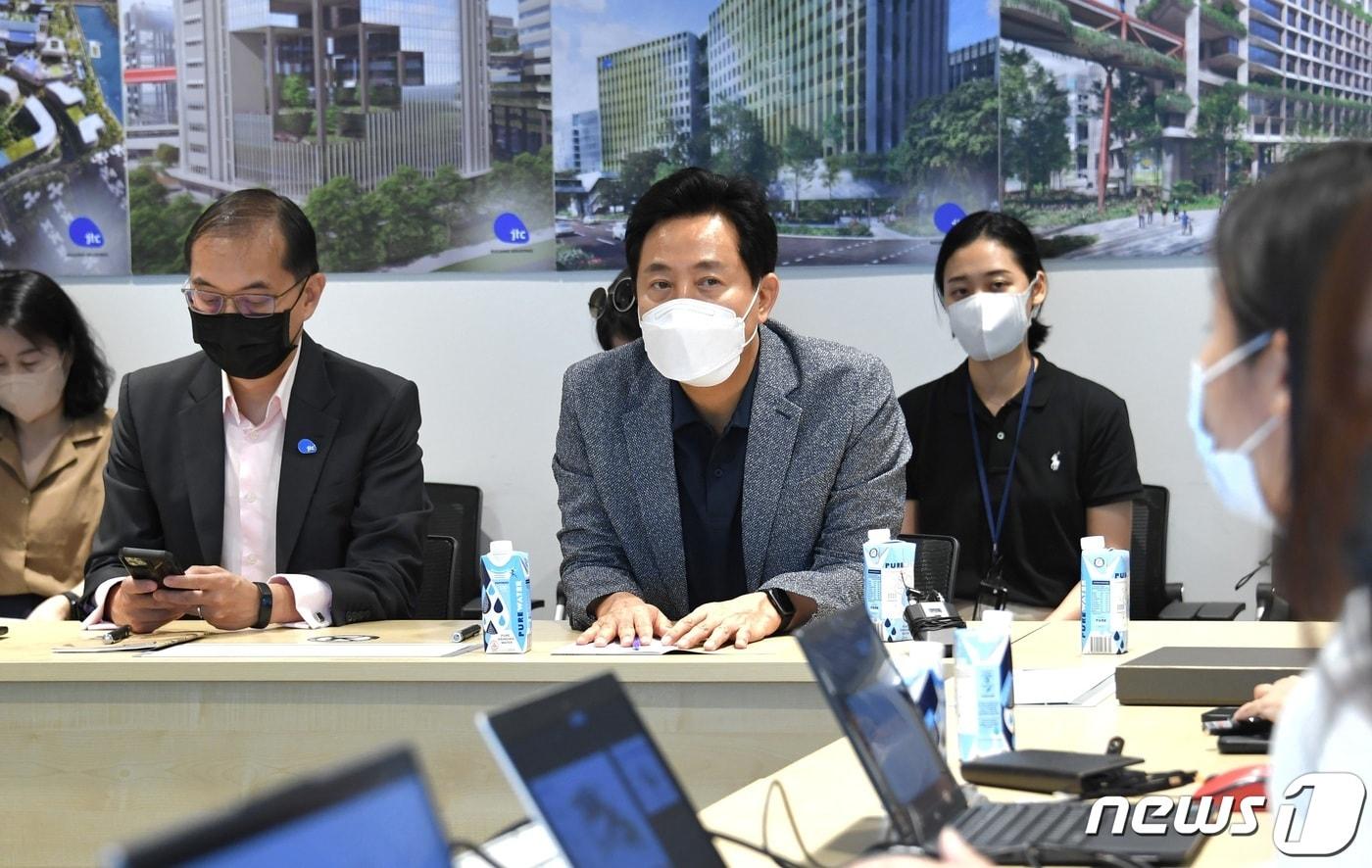 오세훈 서울시장은 30일 오후(현지시간) 풍골 디지털 지구를 방문해 블록체인 실증실험으로 물리적 공간․데이터․통신 인프라를 통합한 '3D 도시계획'에 대해 청취하고 있다(서울시 제공).ⓒ 뉴스1