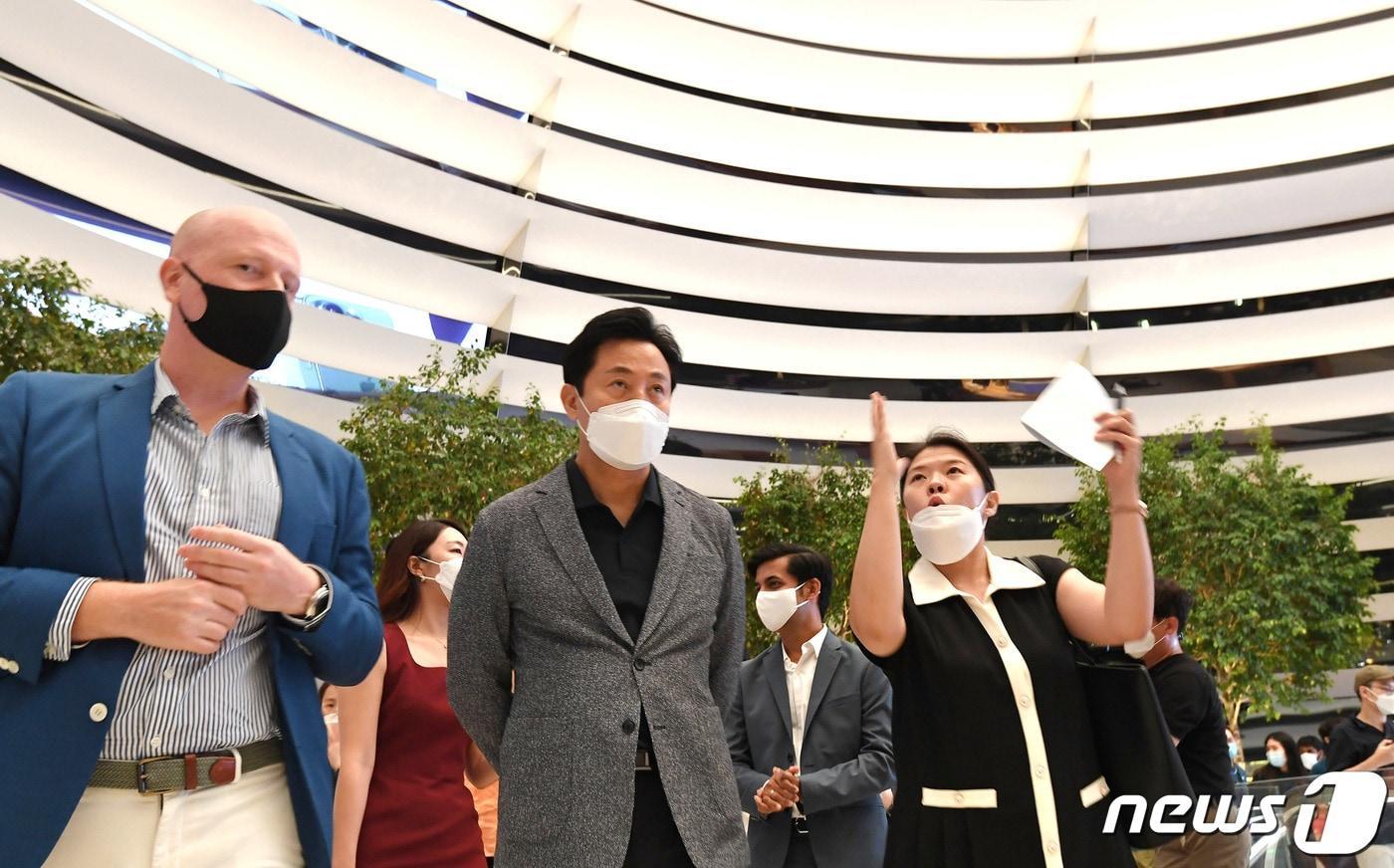 싱가포르를 방문 중인 오세훈 서울시장은 30일 오후(현지시간) 친환경 스마트 디자인이 적용된 싱가포르의 대표 건축물인 '마리나 샌즈 애플스토어'를 건축가와 함께 둘러보고 있다. (서울시 제공) 2022.7.31/뉴스1