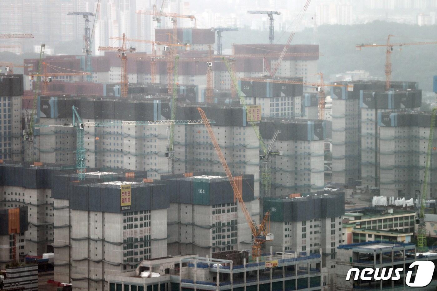 서울 강동구 둔촌주공 재건축 현장의 모습. 2022.7.31/뉴스1 ⓒ News1 구윤성 기자