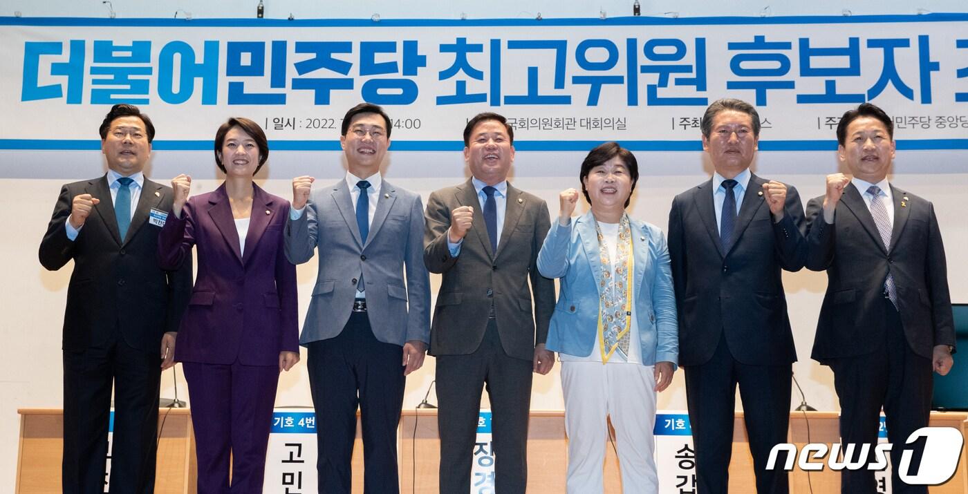 본문 이미지 - 더불어민주당 최고위원 후보자들이 31일 오후 서울 여의도 국회 의원회관에서 열린 최고위원 후보자 초청 토론회에 앞서 기념 촬영을 하고 있다. 왼쪽부터 박찬대, 고민정, 장경태, 송갑석, 서영교, 정청래, 고영인 후보. 윤영찬 후보는 코로나19 확진으로 비대면 참석했다. 2022.7.31/뉴스1 ⓒ News1 이재명 기자