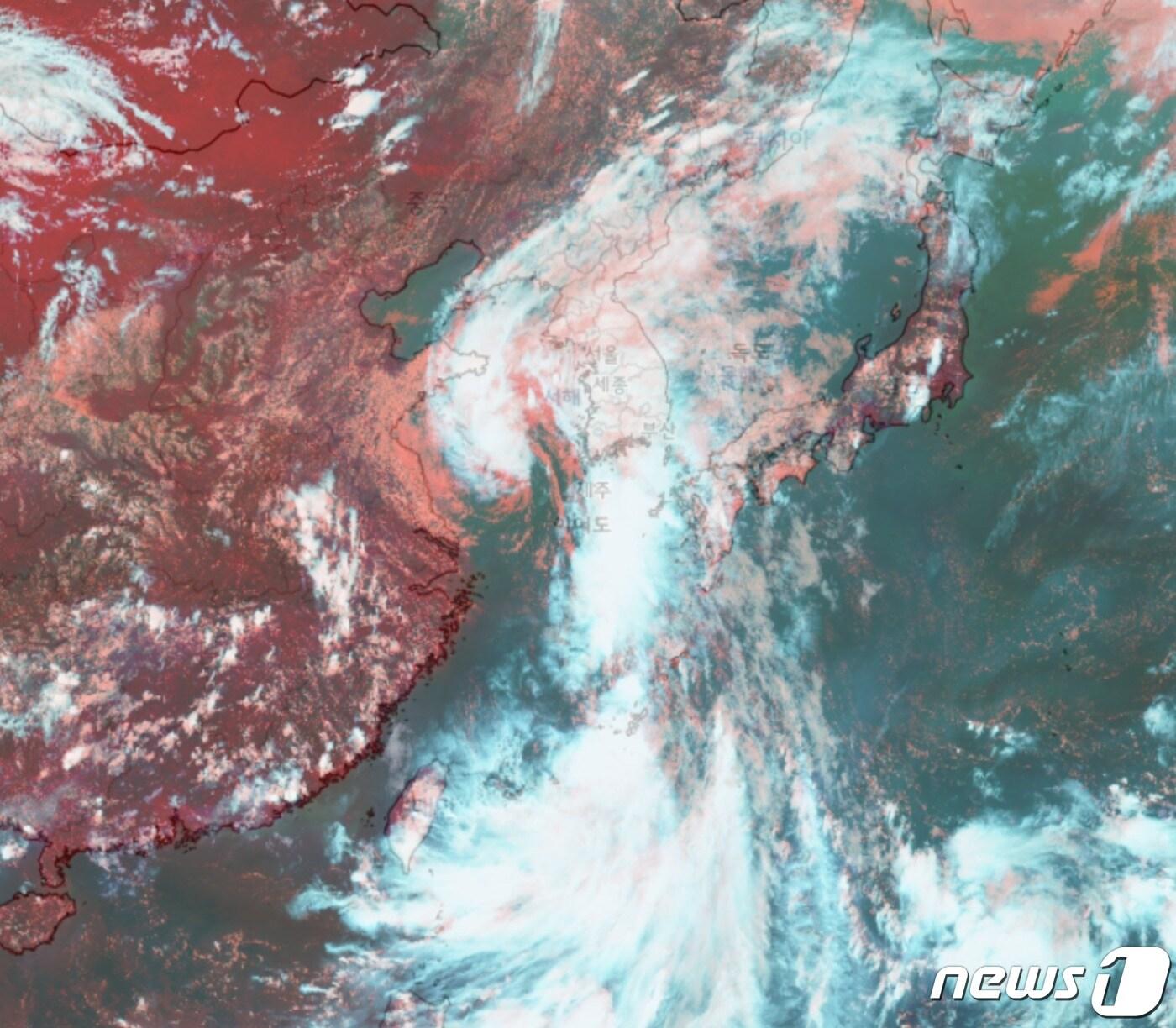 본문 이미지 - 31일 오후 2시30분 기준 천리안 2A 기상위성에서 관측한 RGB 주야간 합성 영상&#40;기상청 제공&#41; ⓒ 뉴스1 황덕현 기자