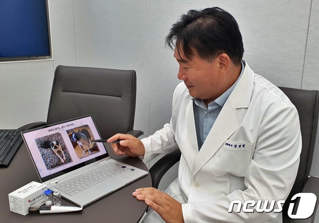 본문 이미지 - 김영실 티스템 대표가 반려견 사진을 보며 제품 개발 계기를 설명하고 있다. ⓒ 뉴스1 최서윤 기자