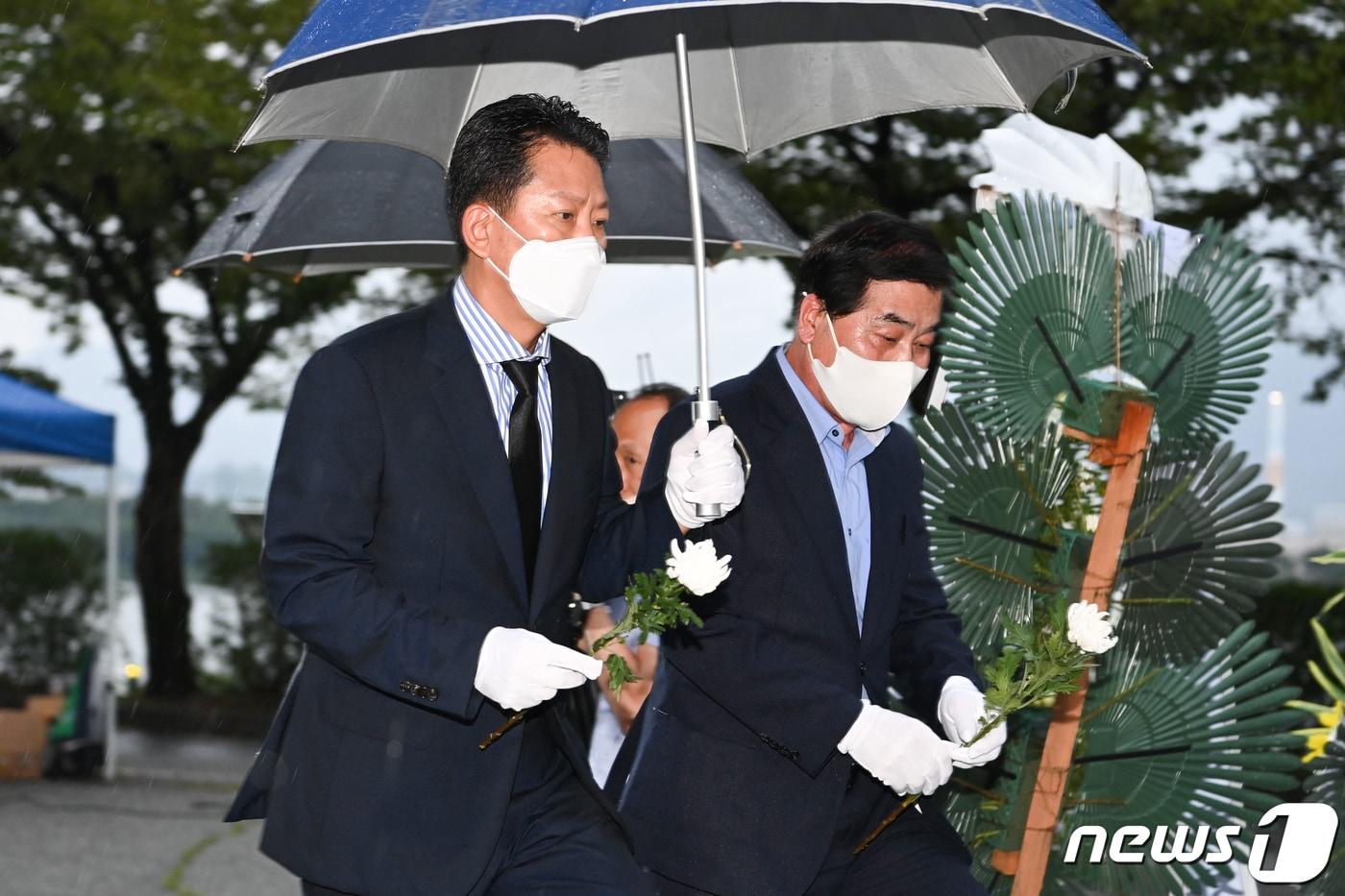 31일 경북 구미시 동락공원에서 열린 독립운동가 장진홍 의사 92주기 추모제에서 김장호 구미시장(왼쪽)과 안주찬 구미시의장이 헌화하고 있다. (구미시 제공) 2022.7.31/뉴스1 ⓒ News1 정우용 기자