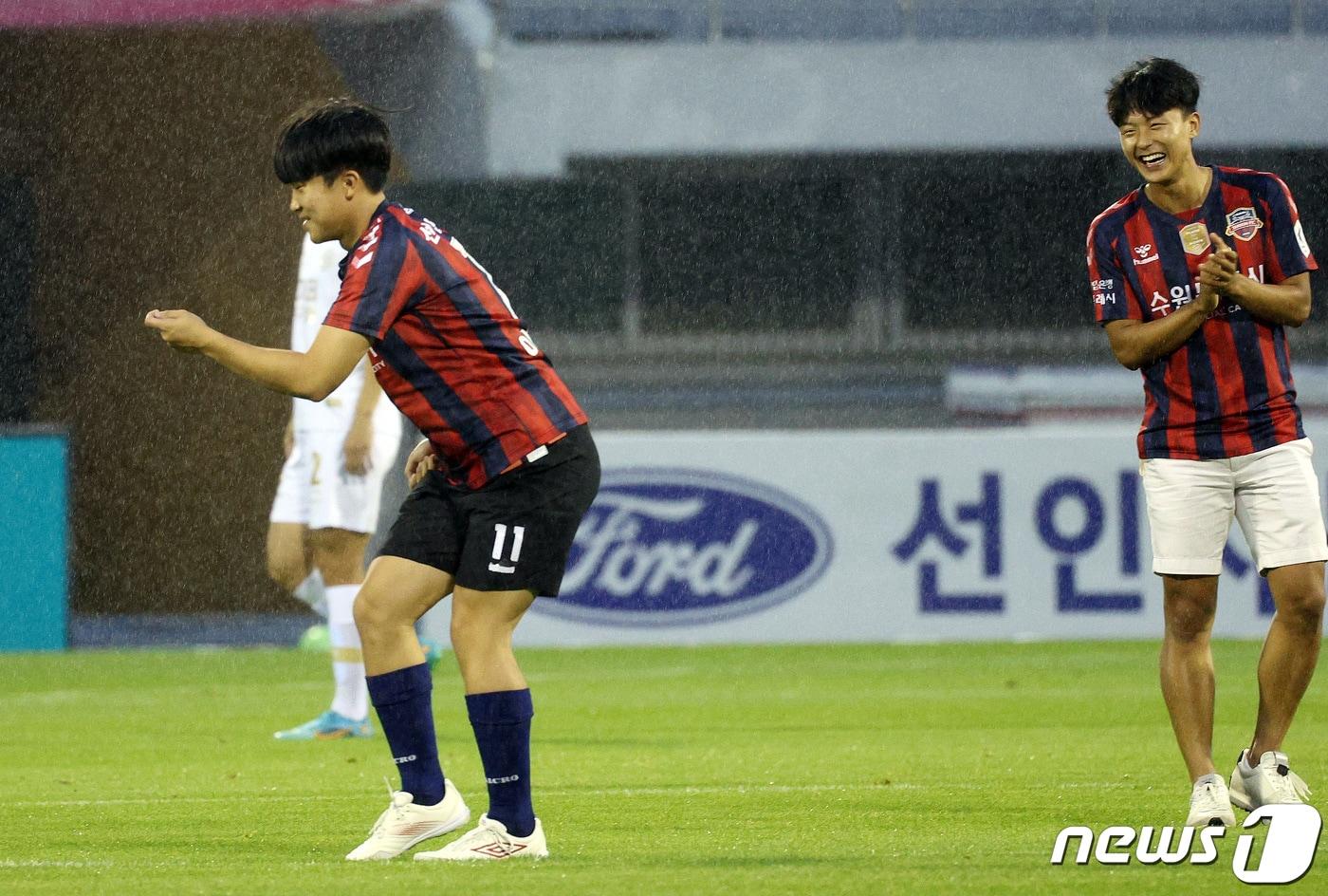 본문 이미지 - 31일 오후 경기 수원종합운동장에서 열린 프로축구 '하나원큐 K리그 2022' 25라운드 대구FC와 수원FC와의 경기에 앞서 졸업 사진 촬영 때 이승우의 골 세리머니를 따라한 의정부고 주현서 학생이 시축 후 세리머니를 하고 있다. 2022.7.31/뉴스1 ⓒ News1 이동해 기자