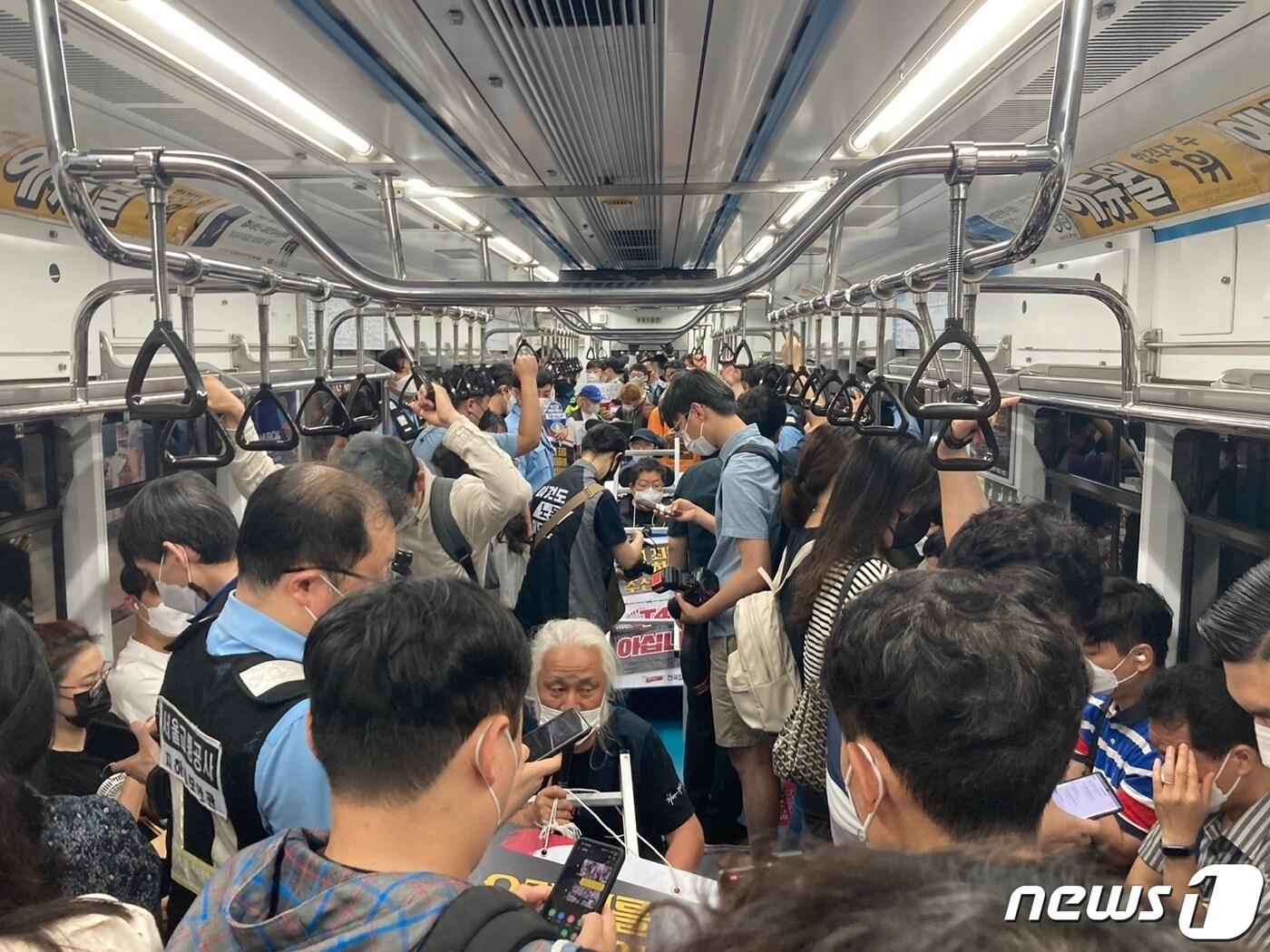 본문 이미지 - 전국장애인차별철폐연대가 삼각지역에서 4일 오전 8시24분께 승하차 집회를 하고 있다.ⓒ 뉴스1 원태성 기자