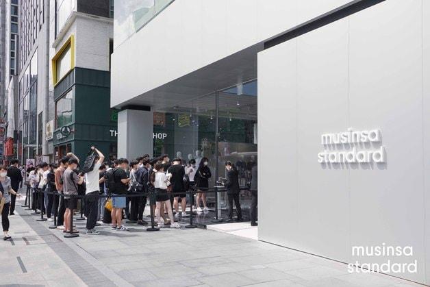 본문 이미지 - 무신사 스탠다드 강남에 입장하기 위해 고객들이 줄을 서 있는 모습.(무신사 제공) ⓒ 뉴스1